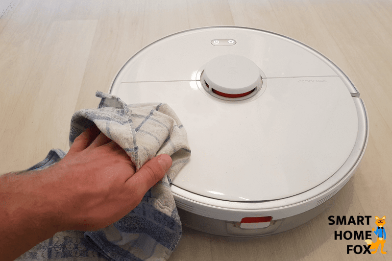 Staubsauger-Roboter wird mit einem Staubtuch abgewischt